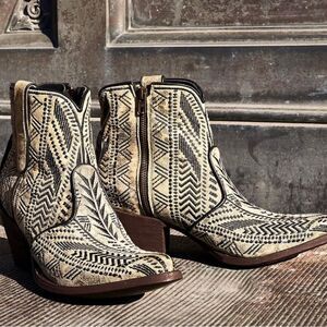 Old Gringo Keeler crackled taupe short western ankle boots. Black & Tan pattern